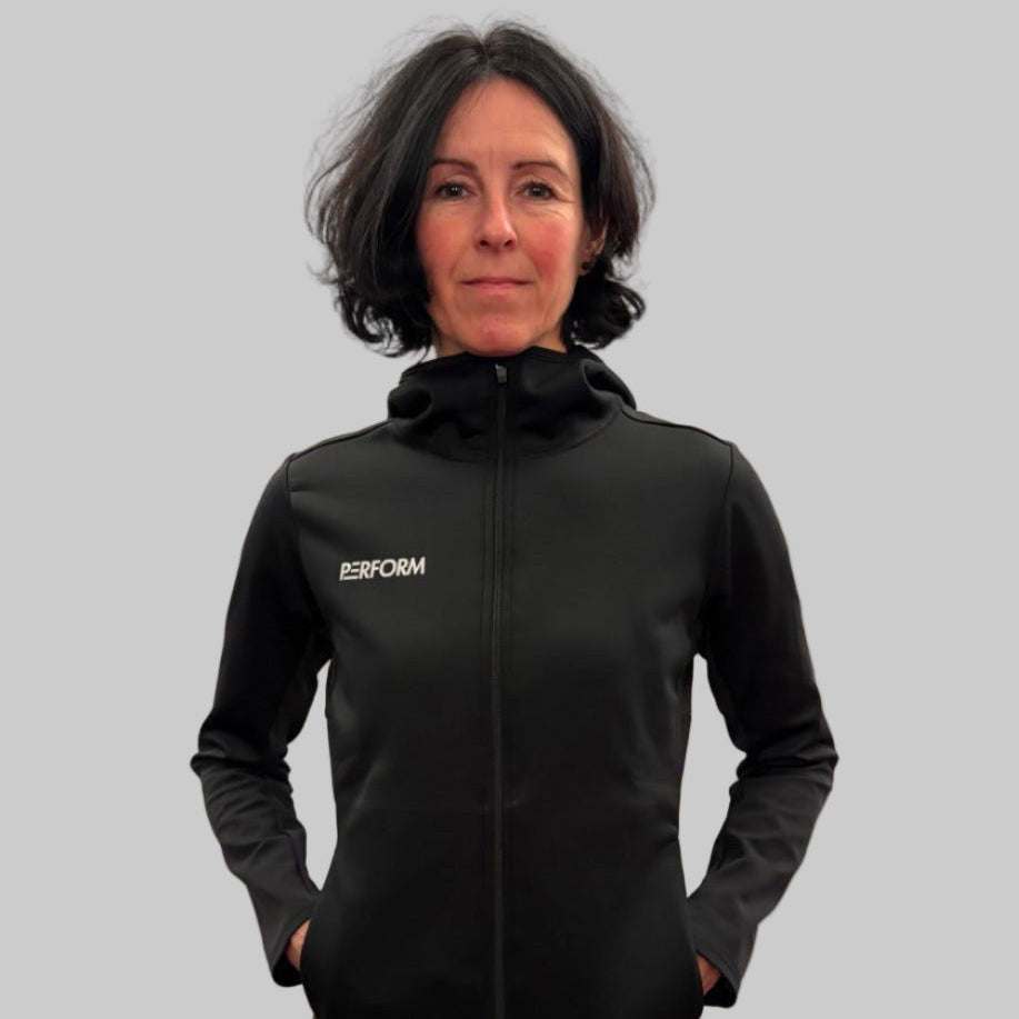 Dames soft shell jacket zwart met capuchon winddicht waterafstotend licht gewicht sportief model