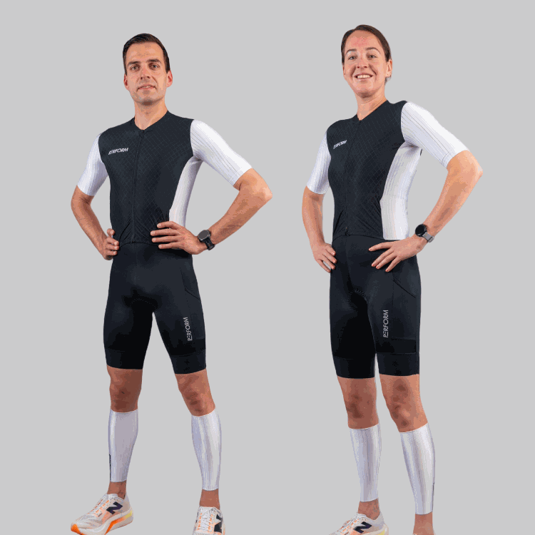 TechBoost FastSuit zwart/wit triatlon pak gedragen door man en vrouw met aero materialen en pasvorm