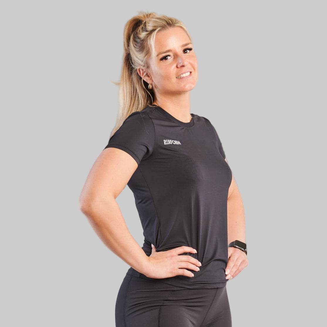 vrouw in zwart Comfort T-Shirt dames, ultrazacht en ademend, sportieve pasvorm