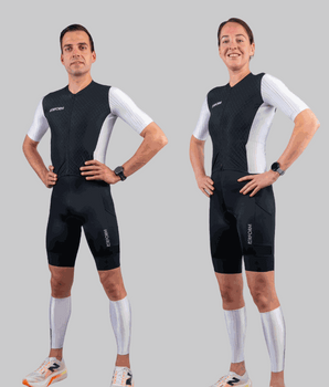 TechBoost FastSuit zwart/wit triatlon pak gedragen door man en vrouw met aero materialen en pasvorm