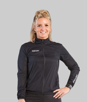 Vrouwelijke hardloper in zwarte TechBoost Running Jacket, wind- en waterafstotend, ademend en lichtgewicht, perfecte bewegingsvrijheid