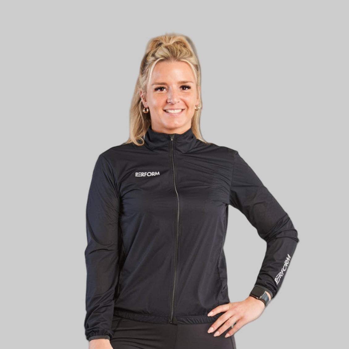 Vrouwelijke hardloper in zwarte TechBoost Running Jacket, wind- en waterafstotend, ademend en lichtgewicht, perfecte bewegingsvrijheid