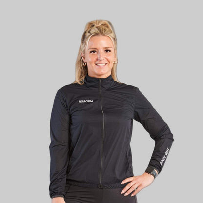 Vrouwelijke hardloper in zwarte TechBoost Running Jacket, wind- en waterafstotend, ademend en lichtgewicht, perfecte bewegingsvrijheid