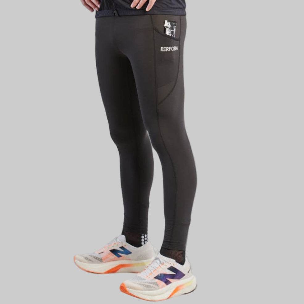 Heren Comfort Lange Tight zwarte sportlegging met ademend en rekbaar materiaal voor optimale bewegingsvrijheid.